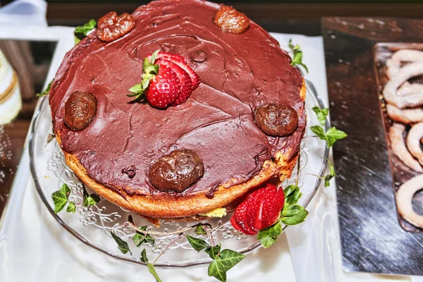 Heerlijke Chocolade Verse Aardbeien Taart — Stockfoto