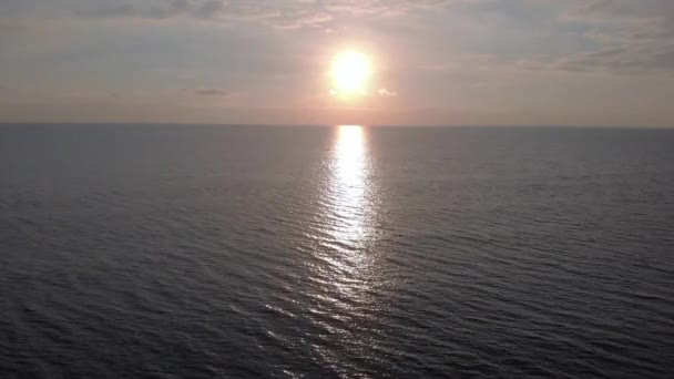 Coucher Soleil Dessus Océan Avec Une Eau Surface Ondulée Couleur — Video