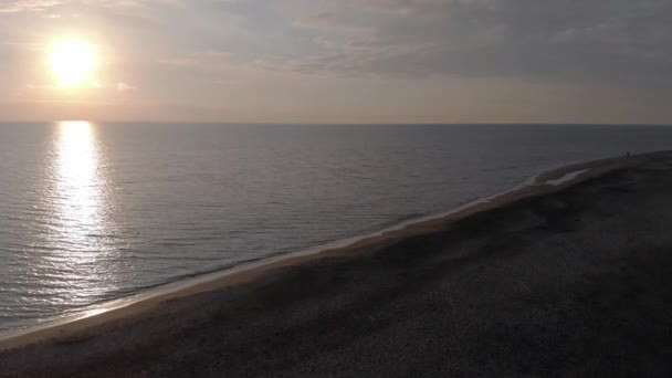 Flug Bei Sonnenuntergang Über Dunklem Sandstrand Zum Meer Mit Ufer — Stockvideo
