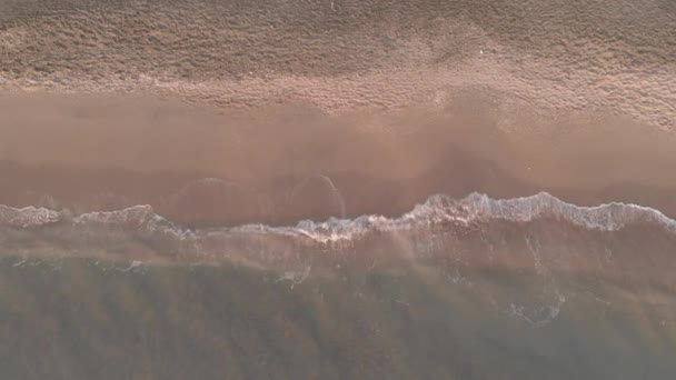 水面上方的顶视图 带绿色翡翠色的水和波纹的海面海浪与大量的泡沫一起在沙滩上碰撞 — 图库视频影像