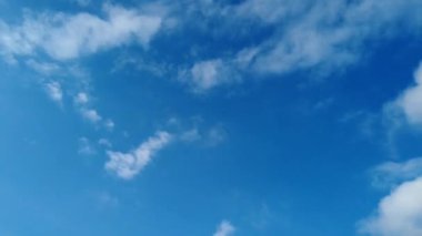 Kabarık bulutlar mavi bir gökyüzü uçan