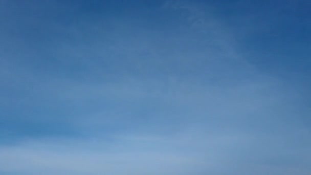 Volando Cielo Azul Con Nubes Esponjosas Time Lapse — Vídeo de stock