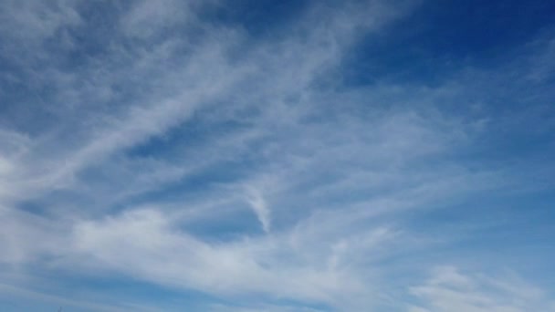 Kabarık Bulutlar Zaman Atlamalı Bir Mavi Gökyüzü Uçan — Stok video