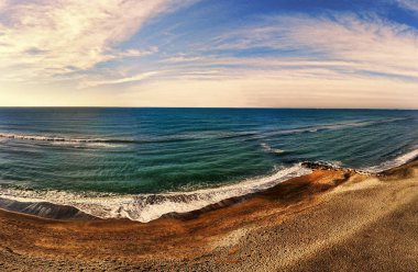 Panorama deniz manzarası görünümü okyanus kum su ve gökyüzü ile yukarıda