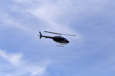 Roma, İtalya - 12 Aralık 2017: Eyalet polisi, modeli Agustawestland aw109, helikopter bir güzel kış gününde Roma hava sahasını anketler