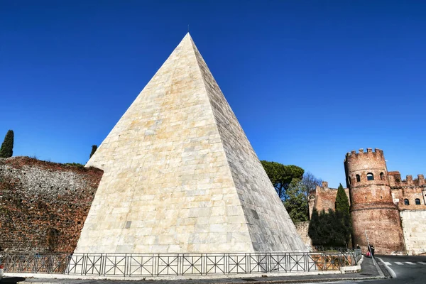 Cestius piramit Ostiense Meydanı'na görülen görünümünü Roma Caddesi
