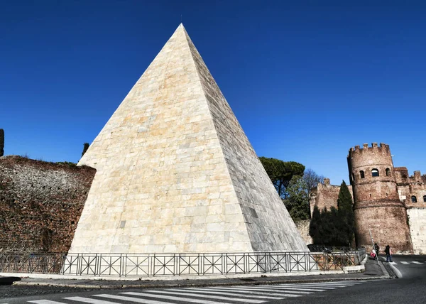 Римская Улица Вид Пирамиду Цестия Площади Остиенсе — стоковое фото