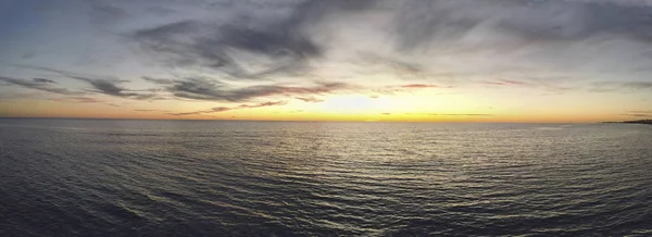 Удивительный Золотой Час Закат Панорама Небом Пронизанный Облаками — стоковое фото