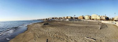 Ostia Lido Roma, İtalya - 15 Ocak 2019: Panorama arkadaşlar ve aileler Roma sahil gruplarının sahilde zevk güzel kış güneşli gün