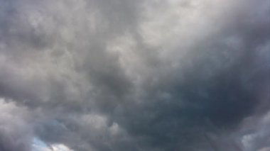 Zaman atlamalı bir bulutlu fırtınalı bulutlu gökyüzü