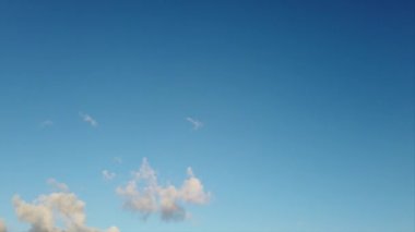 Zaman atlamalı kabarık bulutlar ile mavi gökyüzünde
