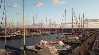 Ostia Lido Roma, İtalya - 17 Ocak 2019:Siunset Roma'da Marina'da birçok tekne turist Roma bağlantı noktası olduğundan demirleyen Ostia Lido kıyı bölgesinde yer alan.