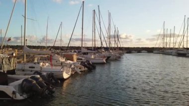 Ostia Lido Roma, İtalya - 17 Ocak 2019:Siunset Roma'da Marina'da birçok tekne turist Roma bağlantı noktası olduğundan demirleyen Ostia Lido kıyı bölgesinde yer alan.