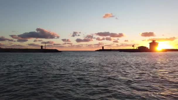 Schilderachtige Zonsondergang Ingang Van Jachthaven Met Mooie Bewolkte Hemel Reflecties — Stockvideo