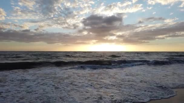 Belo Pôr Sol Dourado Inverno Praia Com Ondas Surf Espuma — Vídeo de Stock