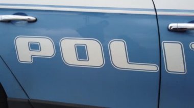 Yavaş yazma hizmeti araba profilindeki İtalyan polisi bakış