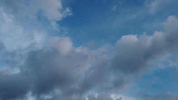 Beau ciel blu avec des banques de nuages dans le temps 
