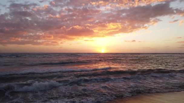 Εκπληκτικό Ηλιοβασίλεμα Χρυσή Ώρα Στην Ακτή — Αρχείο Βίντεο