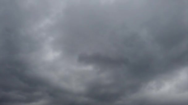 Tempo Queda Céu Tempestuoso Nublado Com Nuvens Sopradas Pelo Vento — Vídeo de Stock