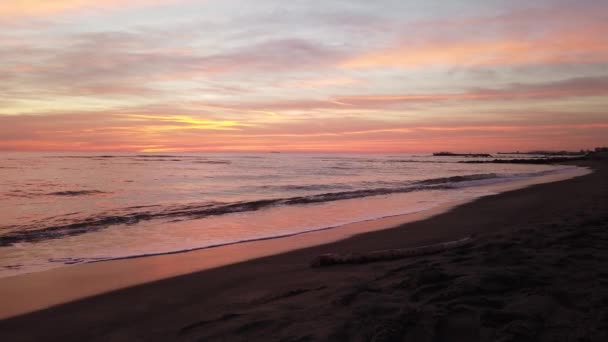 Awesome Golden Hour Sunset Beach Wonderful Pastel Colored Streaked Sky — Stock Video