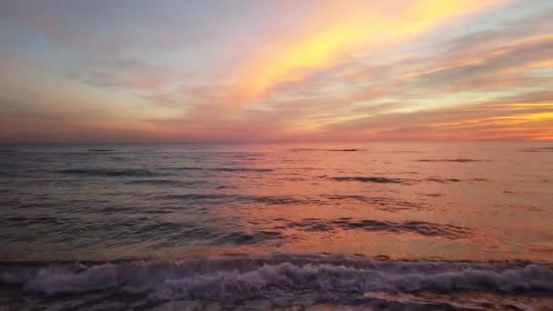 Atemberaubende Goldene Stunde Sonnenuntergang Strand Mit Wunderbaren Pastellfarbenen Himmel — Stockvideo