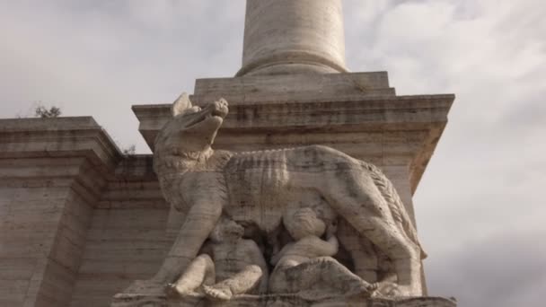 意大利罗马 2019年2月3日 罗马母狼护士罗穆卢斯和雷穆斯和由石灰华大理石制成的巨大灯柱位于弗拉米尼奥大桥 — 图库视频影像