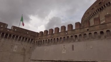 Roma'nın tarihi anıtlar: görünüm Saint Angel Castle bir bulutlu kış günü-Roma