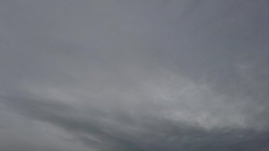 Gökyüzü zaman atlamalı bulutların dumanlı yoğun bankalarla