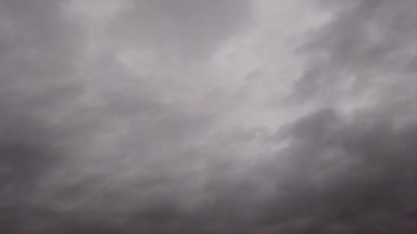 Upływ Czasu Banków Ciemne Szare Chmury Pędzącym Przez Wiatr — Wideo stockowe