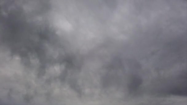 Hemel Time Lapse Met Rokerige Dichte Banken Van Stratiforme Wolken — Stockvideo