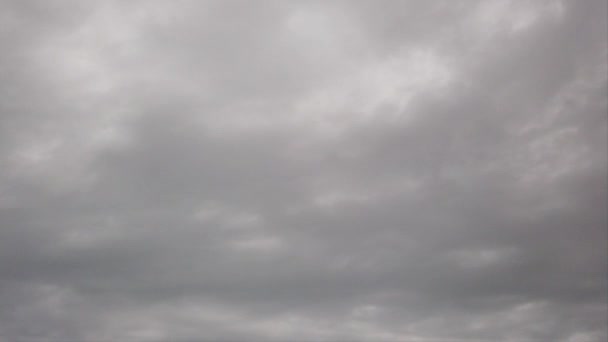 Zeitraffer Himmel Mit Rauchigen Dichten Wolken Einem Dramatischen Schlitzohr — Stockvideo