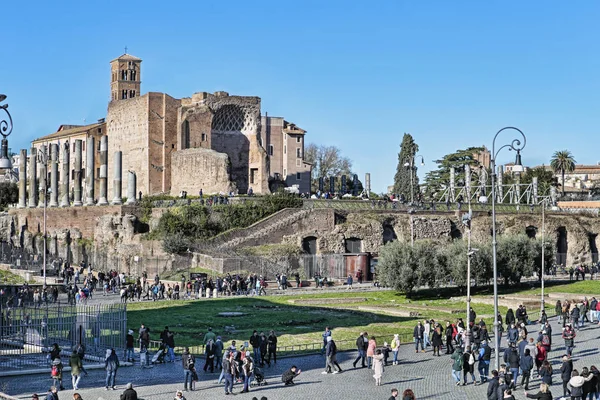 La belleza de la antigua Roma con la vista del Foro Romano y el Templo de Venus en un día soleado de invierno — Foto de Stock