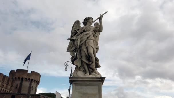 Bellissima Statua Marmorea Situata Sul Ponte Castel Sant Angelo — Video Stock