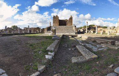 Capitolium ile Ostia Antika 'nın arkeolojik kazılarındaki Panorama Capitoline Tanrıları Jüpiter Juno ve minerva' ya adanmış antik Roma kültürünün tapınağı.