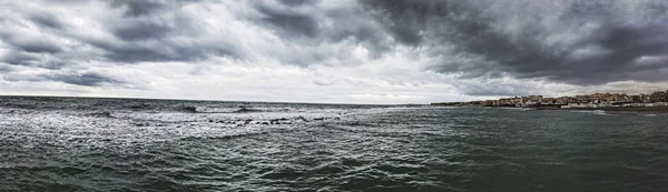 Seascape Dramatyczne Pochmurnego Nieba Wybrzeżu Rzymskiej Dzielnicy Ostia Lido — Zdjęcie stockowe