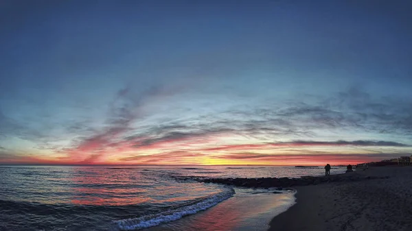 Закат Золотого Часа Пляже Чудесным Пестроцветным Небом — стоковое фото