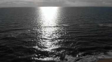 Oceanic kıyı şeridi güneş ışınları tarafından vurdu