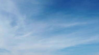 Cirrostratus ve stratiform bulutları ile bulutlar zaman atlamalı