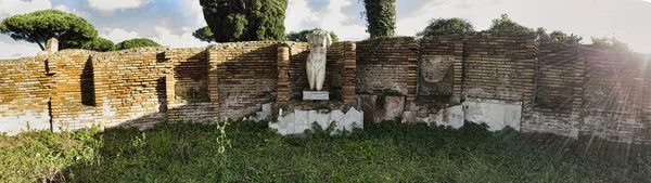 Ruinen des antiken Ostia, Überreste einer Marmorstatue einer nackten Frau — Stockfoto