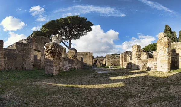Krajobraz w rzymskich wykopalisk archeologicznych w Ostia Antic — Zdjęcie stockowe