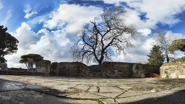 Zimowa panorama w starożytne ruiny Ostia Antica — Zdjęcie stockowe