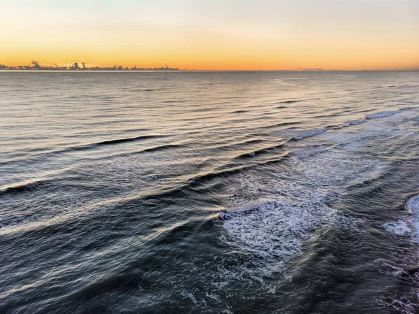 Pôr do sol vista aérea do sobre o mar na hora de ouro e clo — Fotografia de Stock