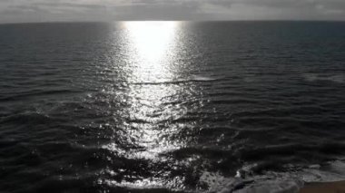 Oceanic kıyı şeridi güneş ışınları tarafından vurdu
