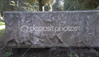 Ostia Antica 'nın Arkeolojik kazılarında bulunan antik Roma lahiti 'nin yakın görünümü-Roma, Italya