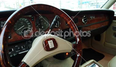Ostia Lido Roma, Italya-08 Şubat 2019: Ostia 'da marinaya park edilen Vintage araba modeli Rolls Royce 'un lüks ve zarif Pano ve aksesuarlarının Iç görünümü ve fotoğraf makinesinin sahibi tarafından maruz kalması.