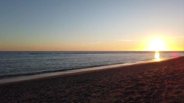 オスティアリドローマ イタリア 月18 2019 海の動きの時間が美しい夕日を楽しむために海岸線を歩く人々との経過 — ストック動画