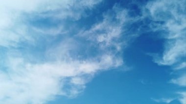 Bol mavi gökyüzü ve whte ipeksi bulutlar ile zaman atlamalı bulutlar