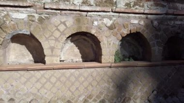 Ostia Antica Roma arkeolojik kazıları nekropol bulunan Columbarium mezarları genel bakış