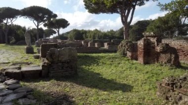 Roma, Italya 'daki Ostia Antica arkeolojik kazılarının nekropolinde genel bakış