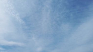 Zaman atlamalı beyaz bulutlar oluşumları ile güzel yaz gökyüzü